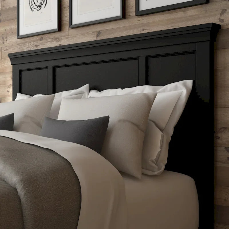 Ensemble lit queen en bois noir Homestyles Bedford 3 pièces, comprenant deux tables de chevet et une commode.