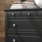 Ensemble lit queen en bois noir Homestyles Bedford 3 pièces, comprenant deux tables de chevet et une commode.