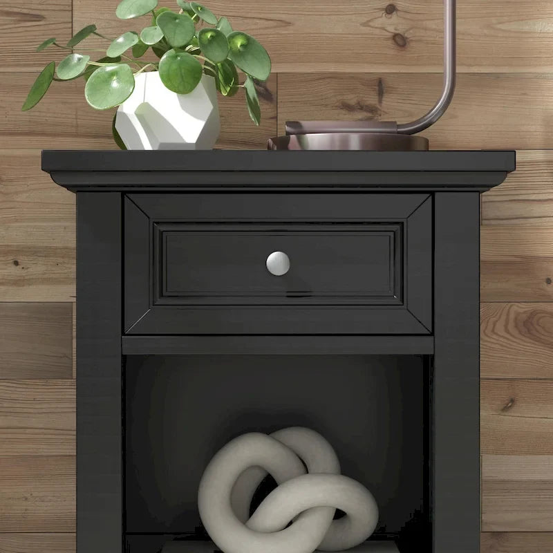 Ensemble lit queen en bois noir Homestyles Bedford 3 pièces, comprenant deux tables de chevet et une commode.