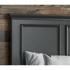 Ensemble lit queen en bois noir Homestyles Bedford 3 pièces, comprenant deux tables de chevet et une commode.