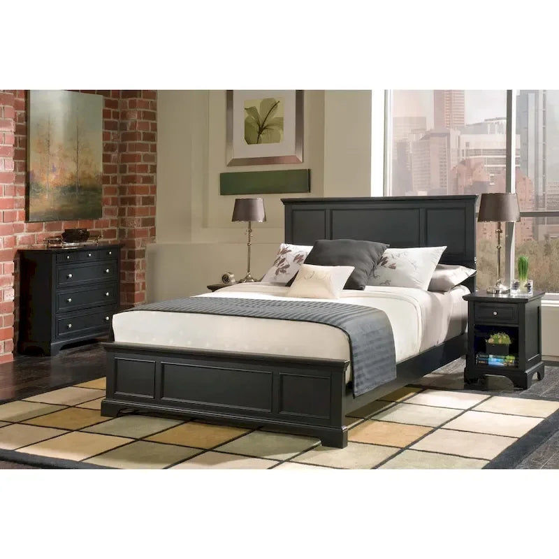 Ensemble lit queen en bois noir Homestyles Bedford 3 pièces, comprenant deux tables de chevet et une commode.