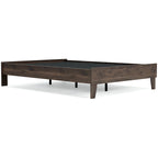 Lit plateforme Mocha Signature Design by Ashley Calverson avec 2 tables de chevet