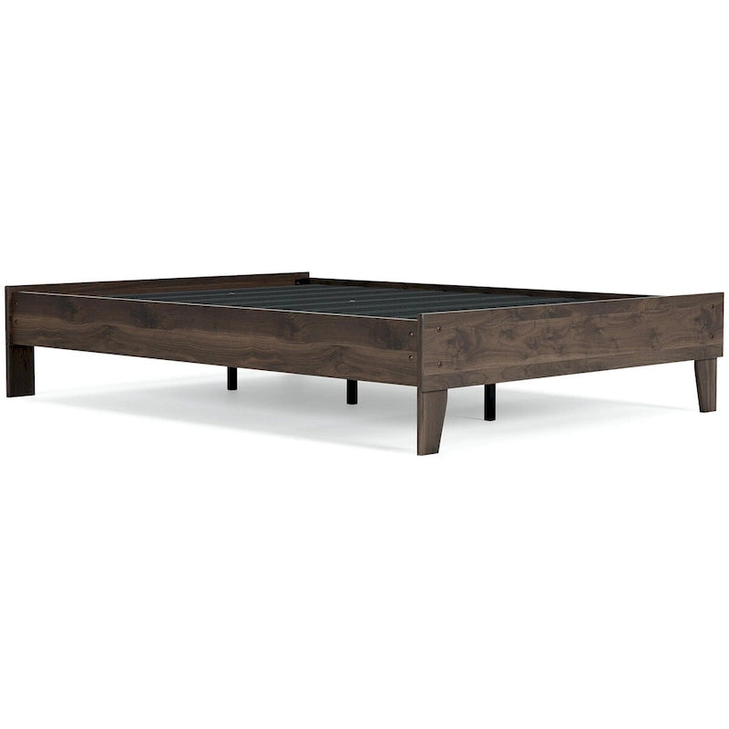 Lit plateforme Mocha Signature Design by Ashley Calverson avec 2 tables de chevet
