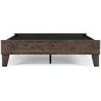 Lit plateforme Mocha Signature Design by Ashley Calverson avec 2 tables de chevet