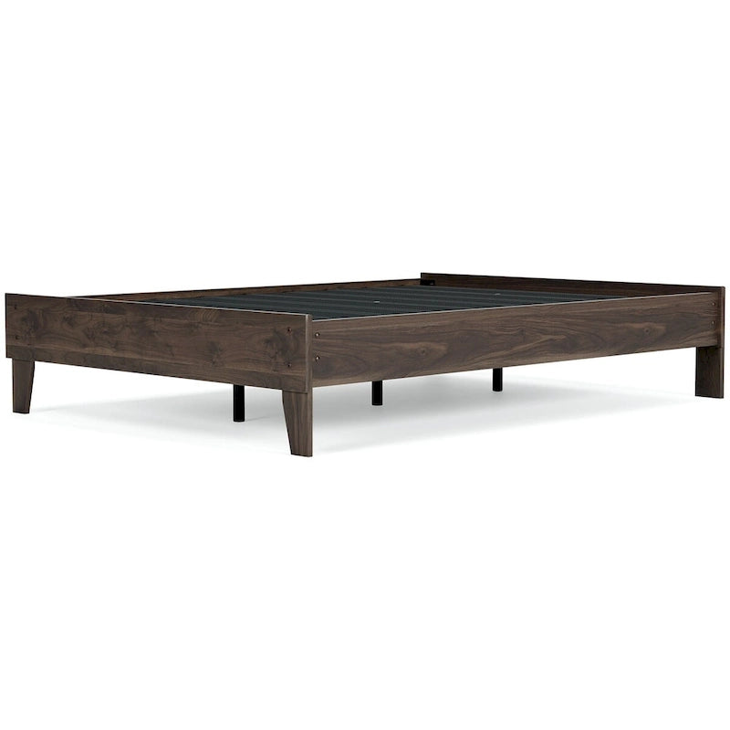 Lit plateforme Mocha Signature Design by Ashley Calverson avec 2 tables de chevet