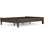 Lit plateforme Mocha Signature Design by Ashley Calverson avec 2 tables de chevet