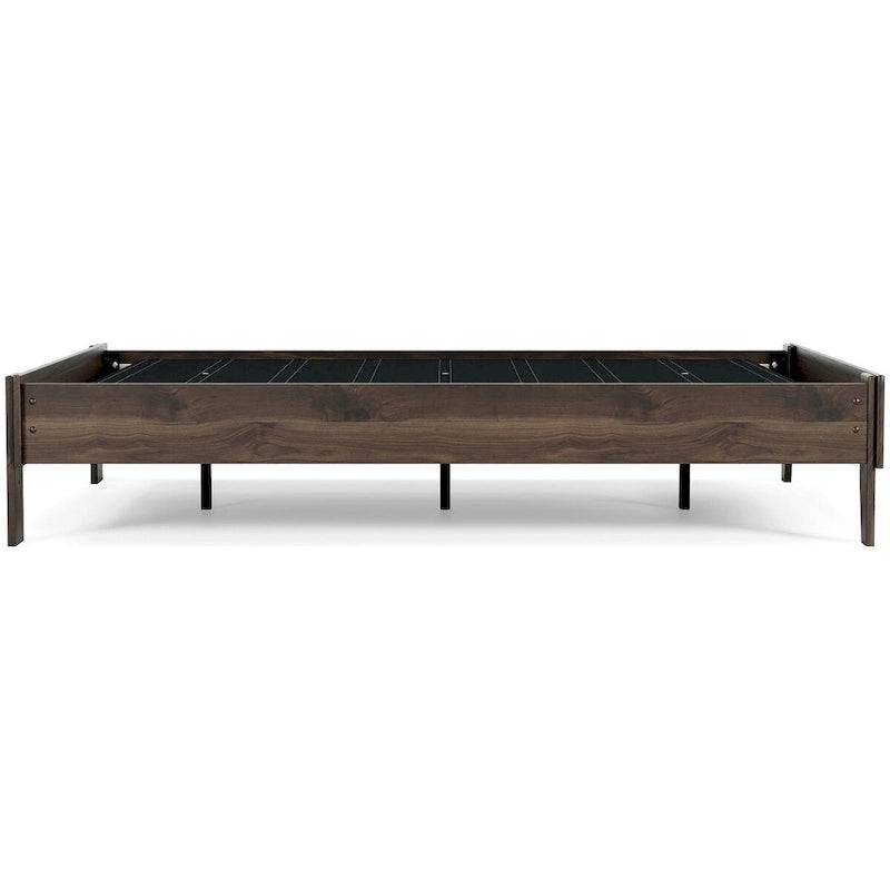 Lit plateforme Mocha Signature Design by Ashley Calverson avec 2 tables de chevet