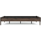 Lit plateforme Mocha Signature Design by Ashley Calverson avec 2 tables de chevet
