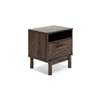 Lit plateforme Mocha Signature Design by Ashley Calverson avec 2 tables de chevet