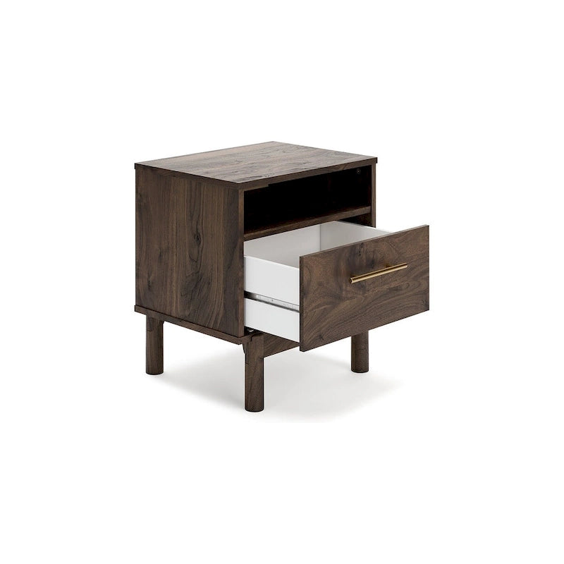 Lit plateforme Mocha Signature Design by Ashley Calverson avec 2 tables de chevet