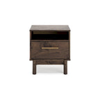 Lit plateforme Mocha Signature Design by Ashley Calverson avec 2 tables de chevet
