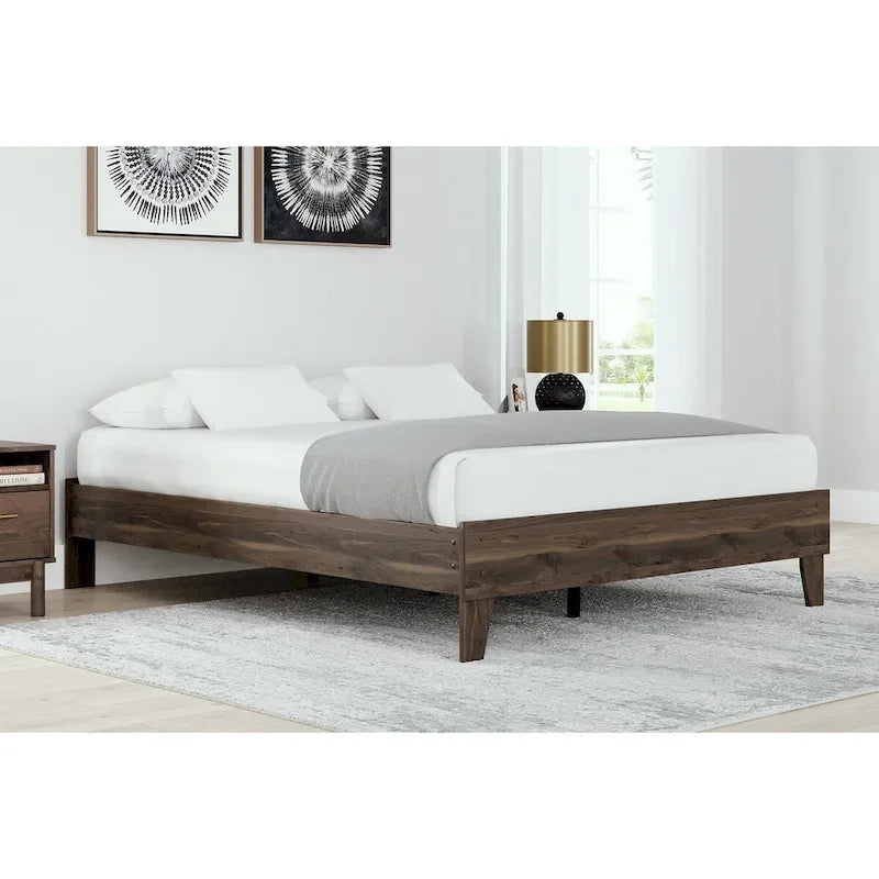 Lit plateforme Mocha Signature Design by Ashley Calverson avec 2 tables de chevet