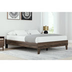Lit plateforme Mocha Signature Design by Ashley Calverson avec 2 tables de chevet
