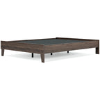 Lit plateforme Mocha Signature Design by Ashley Calverson avec 2 tables de chevet