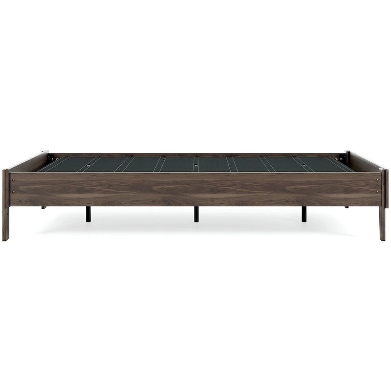 Lit plateforme Mocha Signature Design by Ashley Calverson avec 2 tables de chevet
