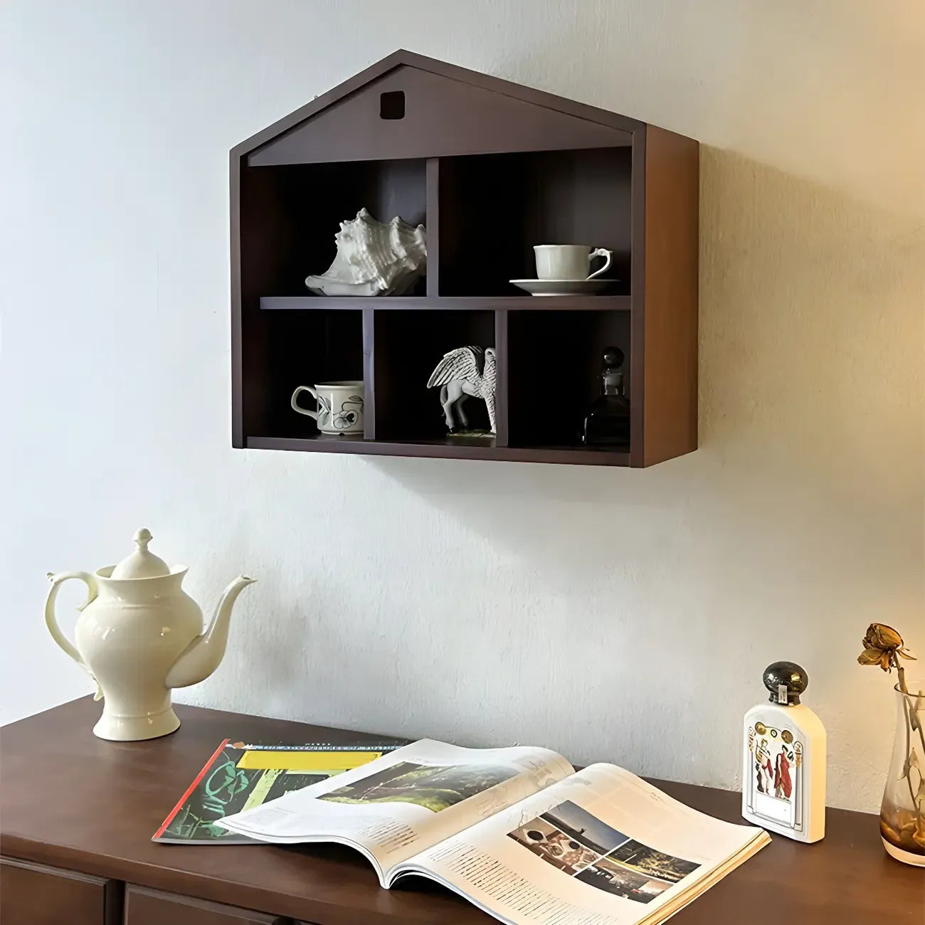 Vitrine flottante en bois à 2 étagères en forme de maison classique