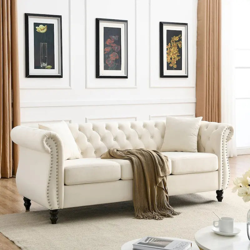 Canapé en velours beige pour salon, canapé 3 places capitonné avec accoudoirs arrondis et clous décoratifs, deux oreillers