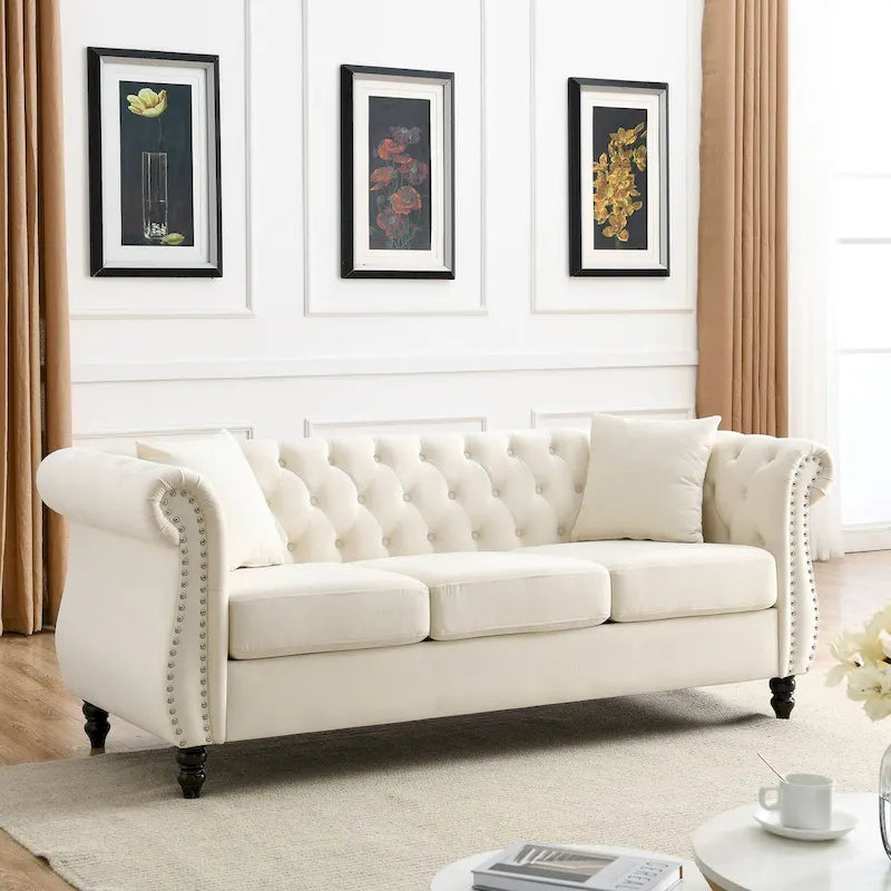 Canapé en velours beige pour salon, canapé 3 places capitonné avec accoudoirs arrondis et clous décoratifs, deux oreillers