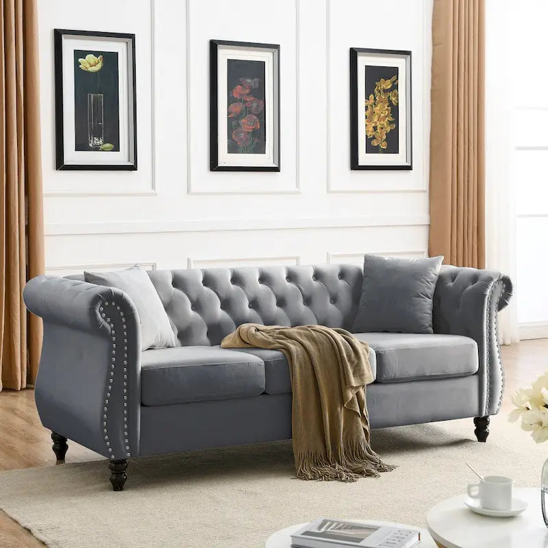Canapé en velours beige pour salon, canapé 3 places capitonné avec accoudoirs arrondis et clous décoratifs, deux oreillers