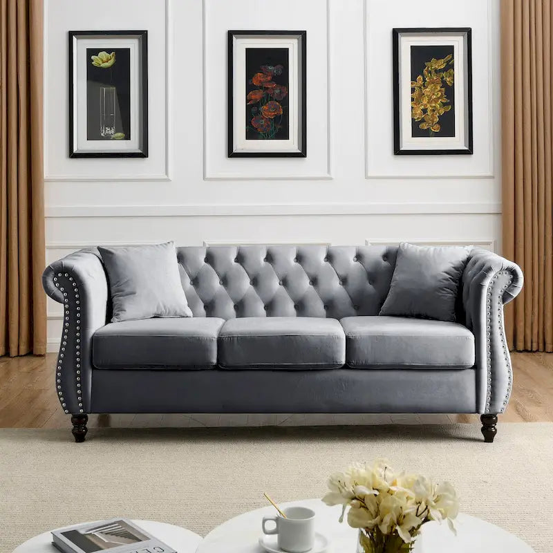 Canapé en velours beige pour salon, canapé 3 places capitonné avec accoudoirs arrondis et clous décoratifs, deux oreillers