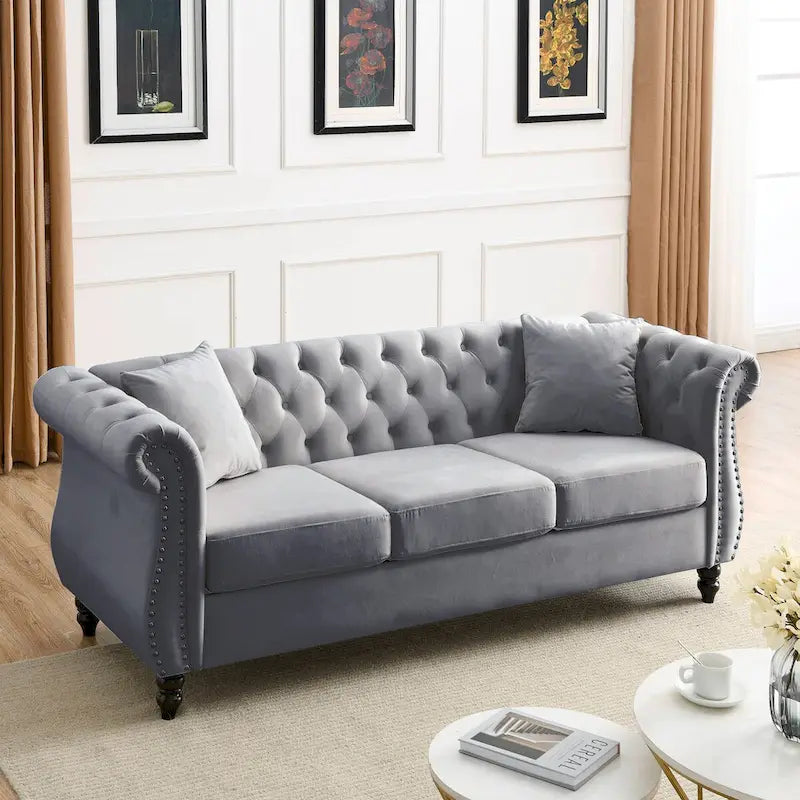Canapé en velours beige pour salon, canapé 3 places capitonné avec accoudoirs arrondis et clous décoratifs, deux oreillers