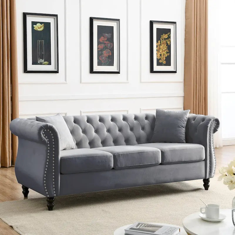 Canapé en velours beige pour salon, canapé 3 places capitonné avec accoudoirs arrondis et clous décoratifs, deux oreillers