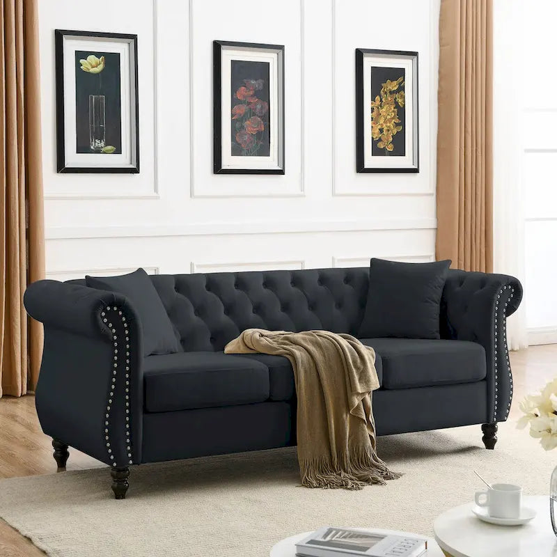 Canapé en velours beige pour salon, canapé 3 places capitonné avec accoudoirs arrondis et clous décoratifs, deux oreillers