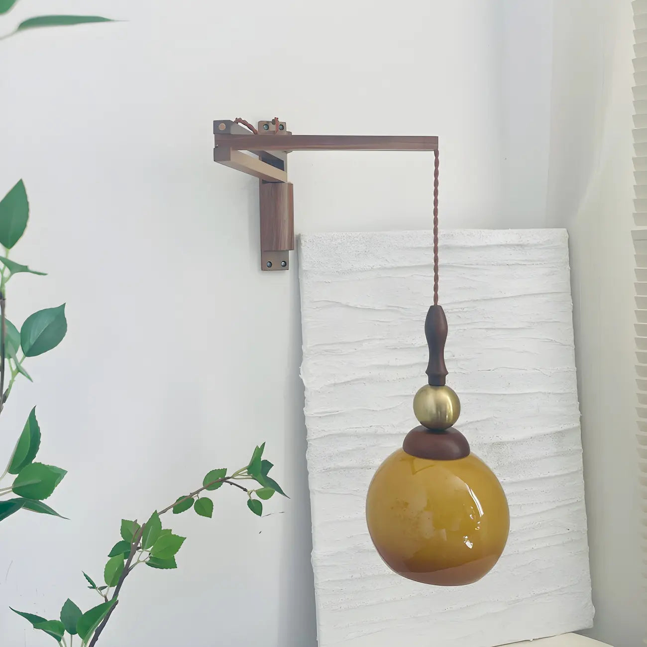 Applique murale vintage en bois brun marron à bras articulé et abat-jour ambré