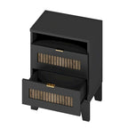 Ensemble de chambre à coucher 4 pièces : lit plateforme de style campagnard, table de chevet et commode avec poignées en métal
