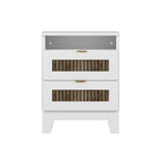 Ensemble de chambre à coucher 4 pièces, lit plateforme de style campagnard Queen avec décoration en lattes de bois, table de chevet de rangement et commode