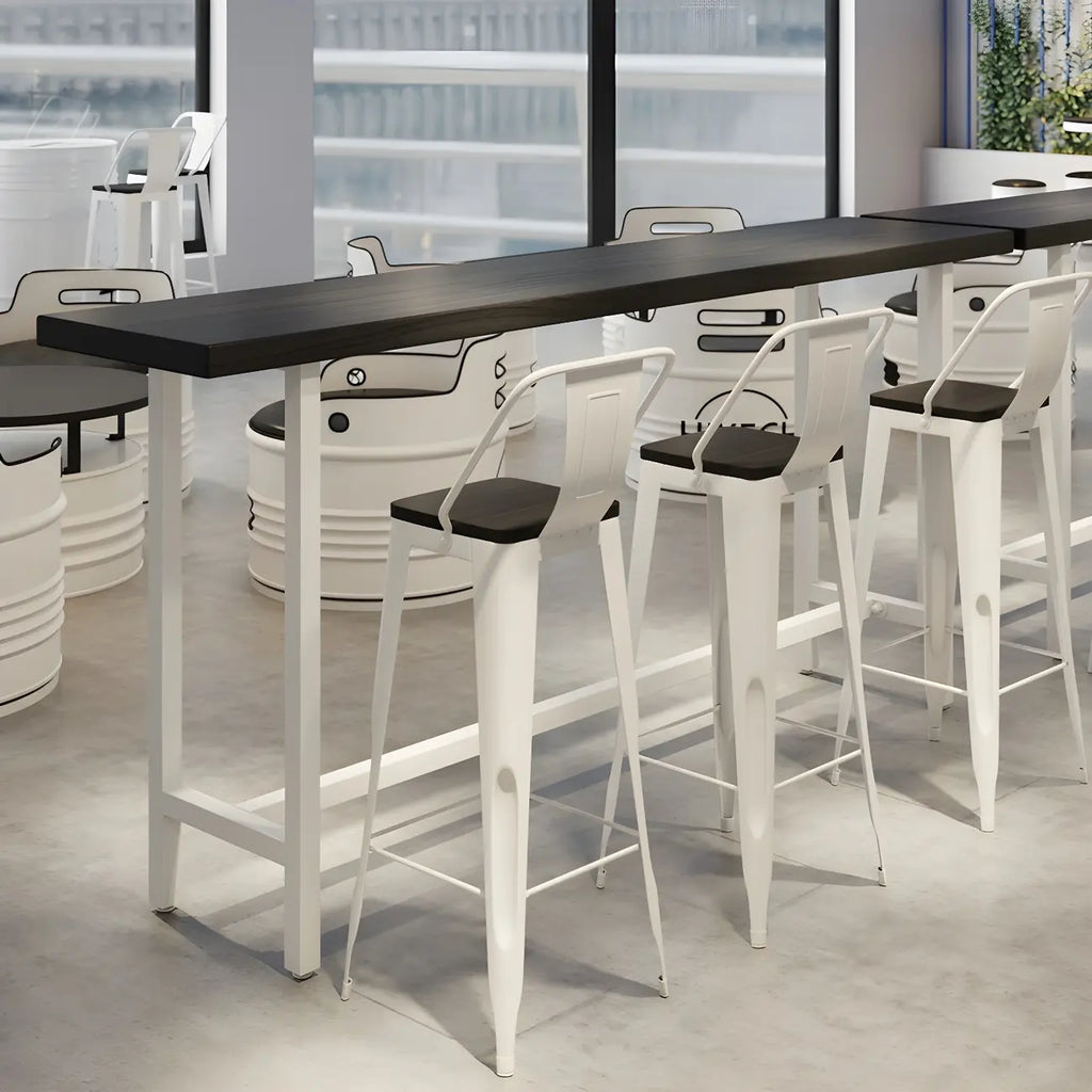 Table de bar industrielle avec plateau en bois noir et piètement en métal