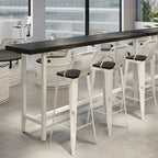 Table de bar industrielle avec plateau en bois noir et piètement en métal