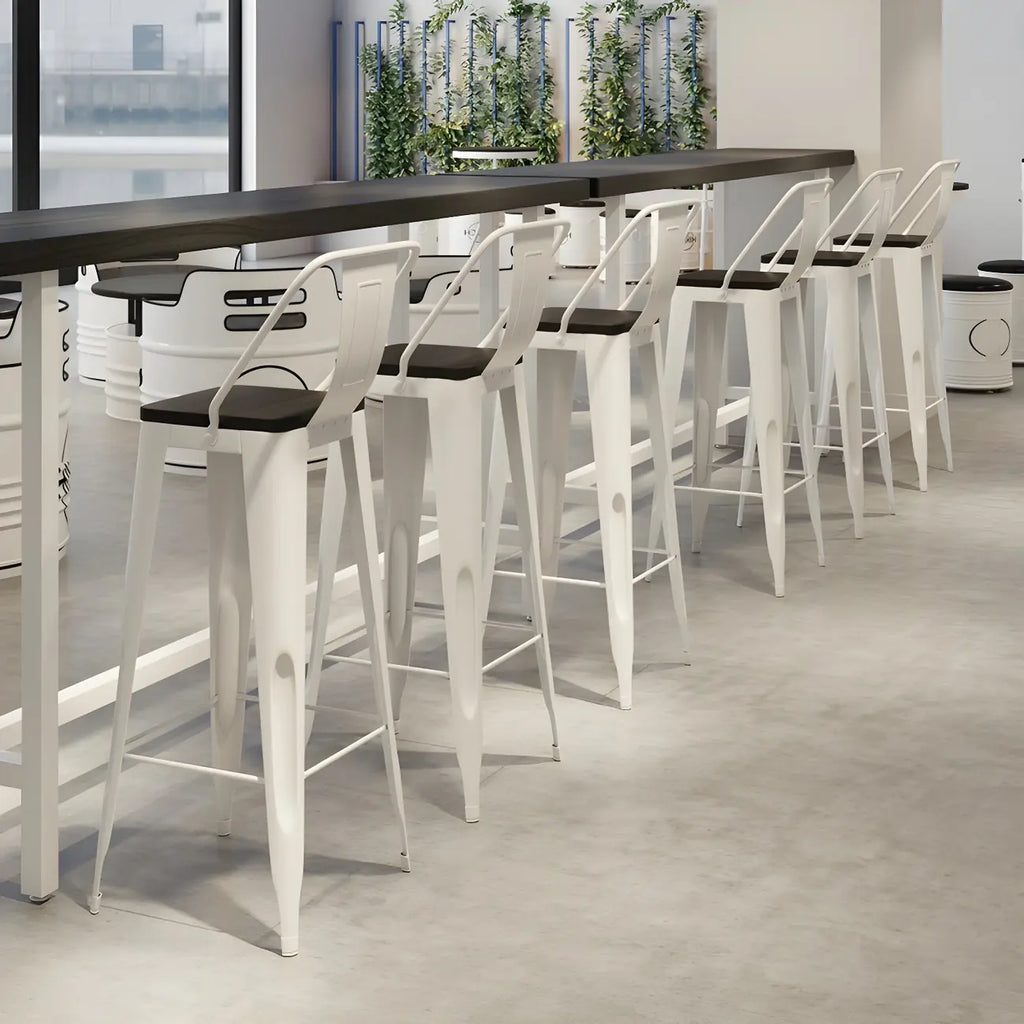 Table de bar industrielle avec plateau en bois noir et piètement en métal
