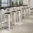 Table de bar industrielle avec plateau en bois noir et piètement en métal