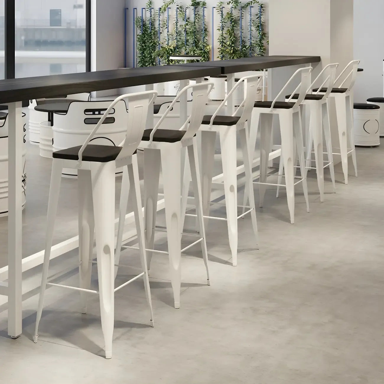 Table de bar industrielle avec plateau en bois noir et piètement en métal