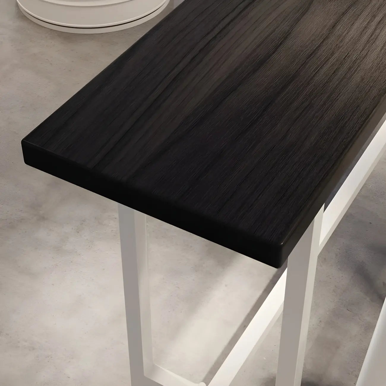 Table de bar industrielle avec plateau en bois noir et piètement en métal