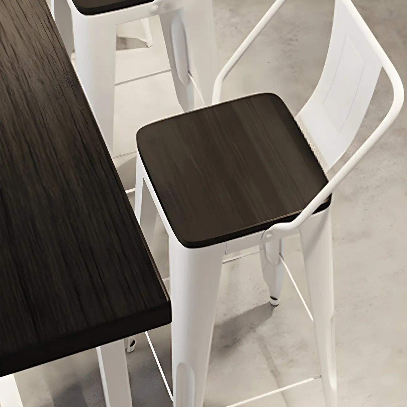 Table de bar industrielle avec plateau en bois noir et piètement en métal