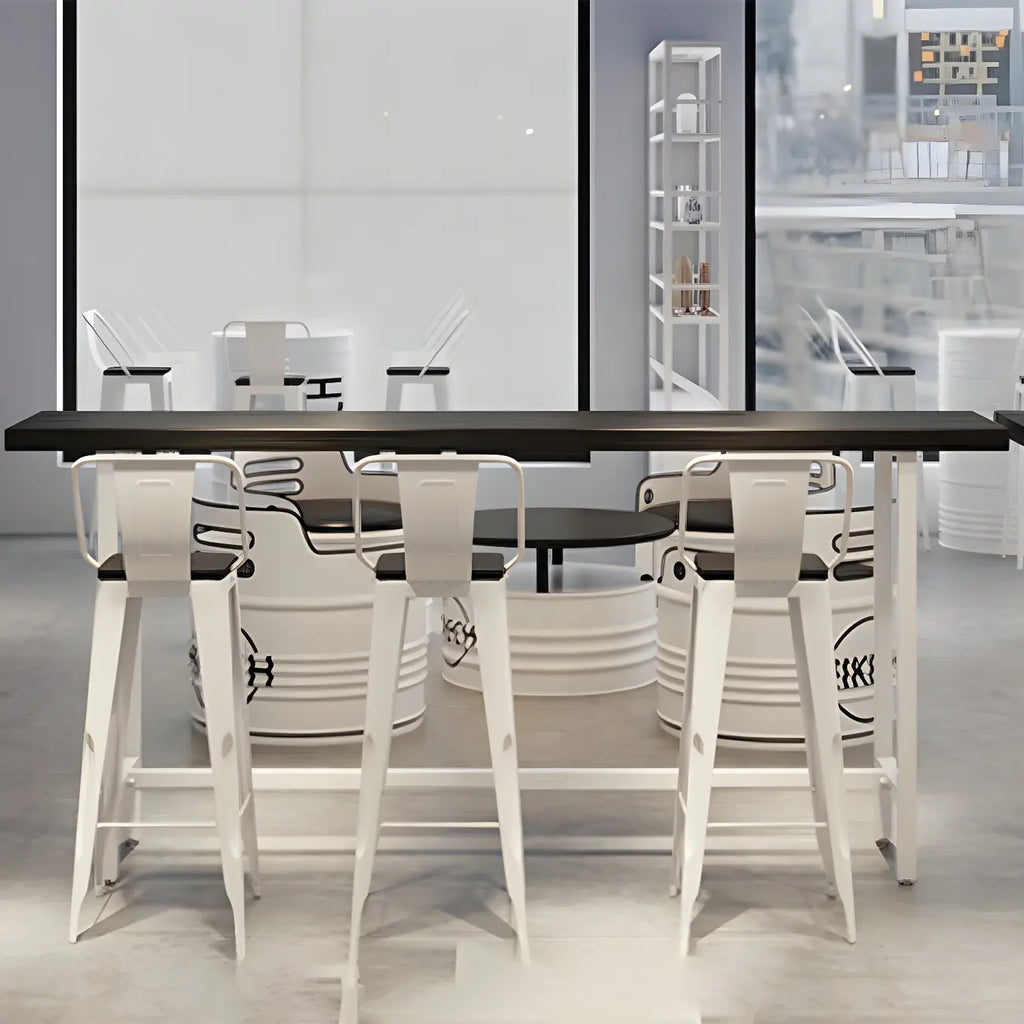 Table de bar industrielle avec plateau en bois noir et piètement en métal
