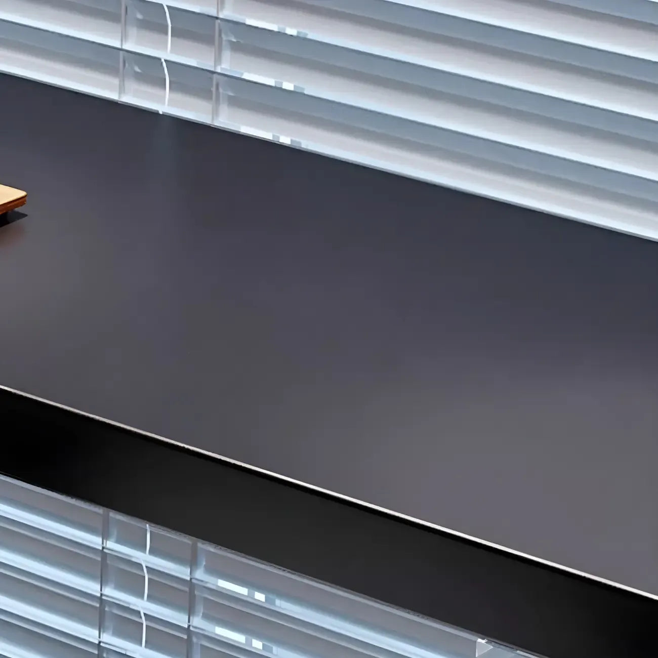 Table de bar minimaliste en bois noir avec base transparente pour cuisine/salle à manger