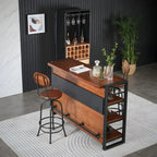 Tables de bar industrielles en bois brun et métal avec étagères de rangement