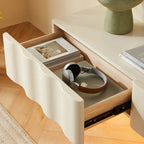 Meuble TV contemporain en bois blanc à motif vague flottante avec tiroirs