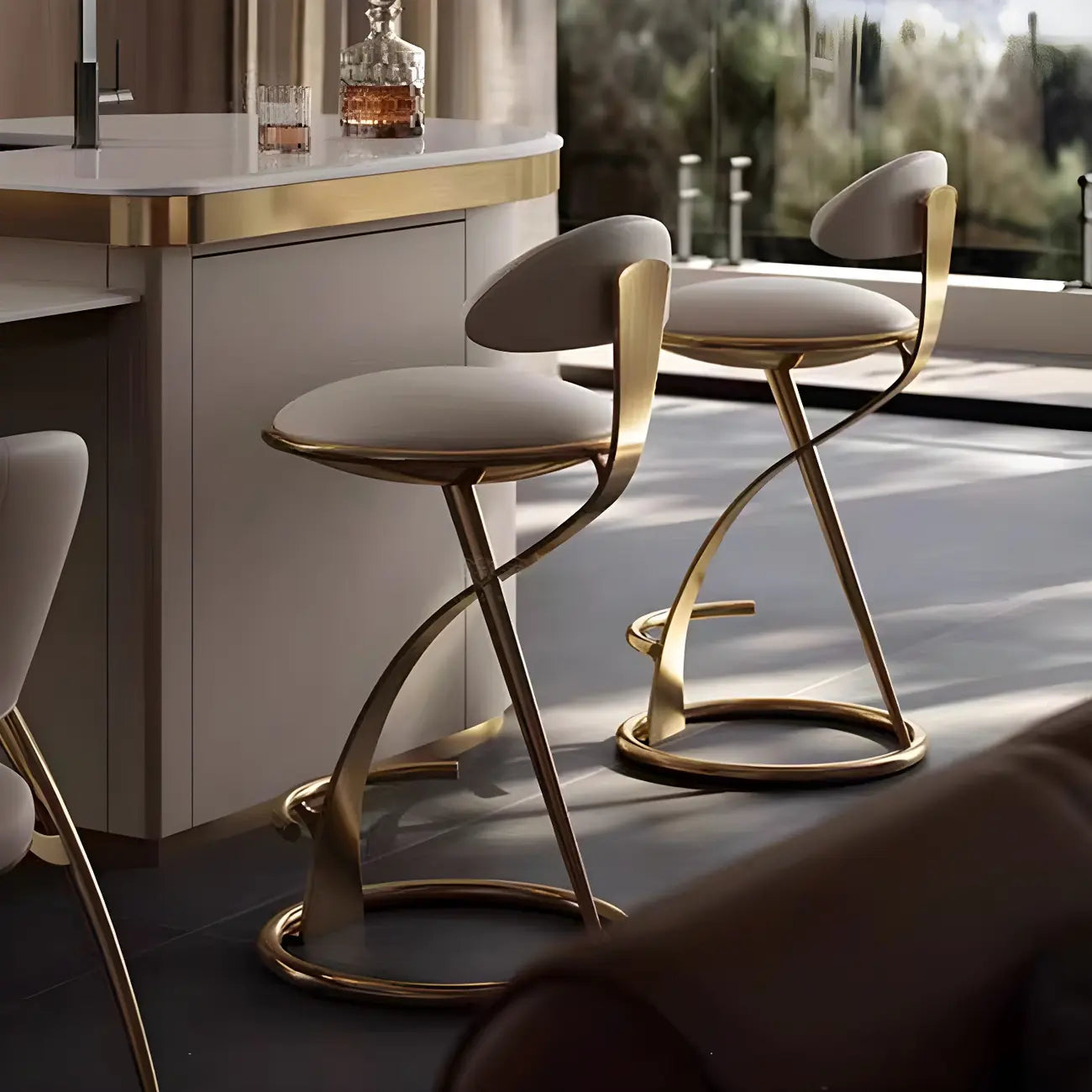 Tabouret de bar luxueux avec structure en métal doré et élégant cuir beige