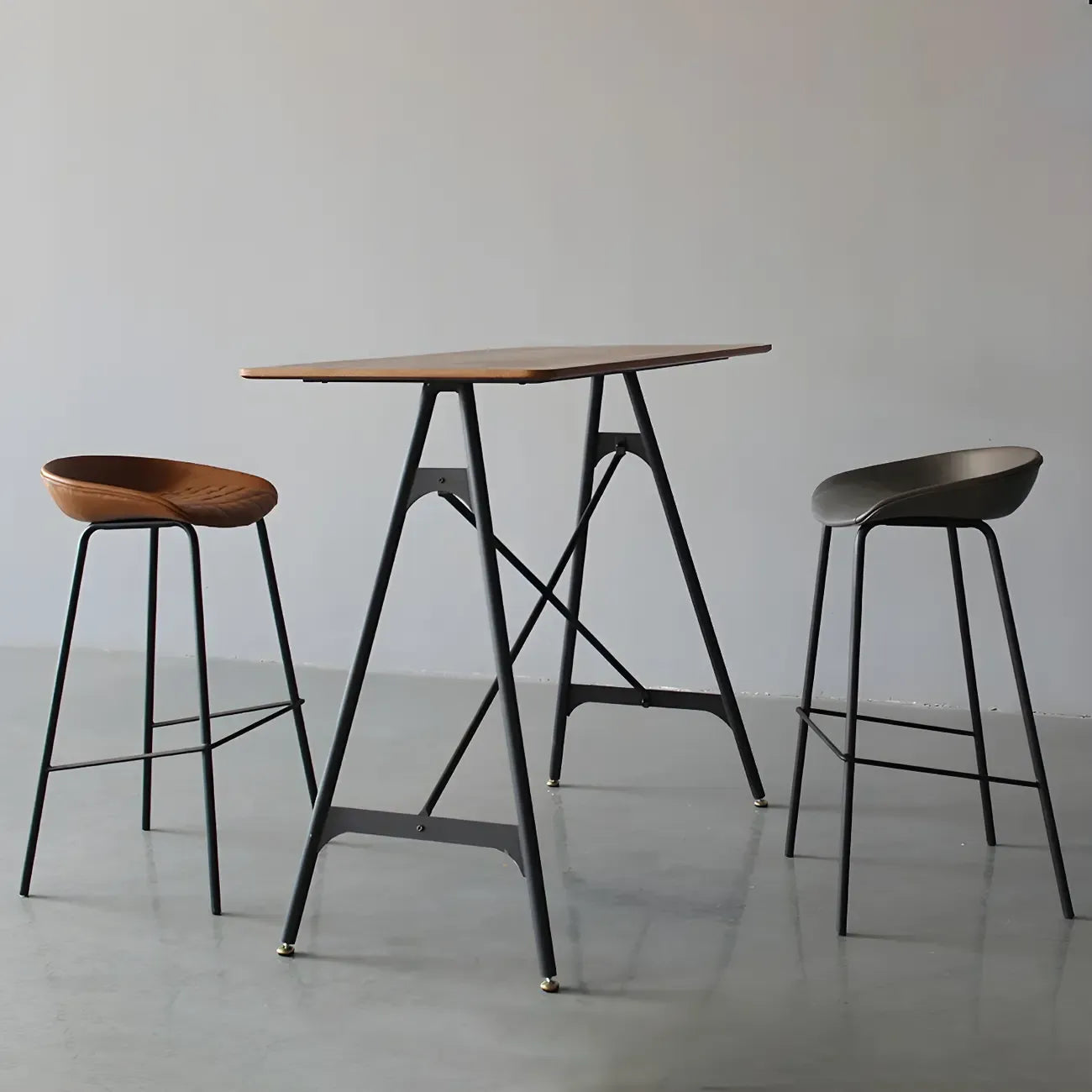 Tables de bar industrielles légères en bois noir et métal imitation bois