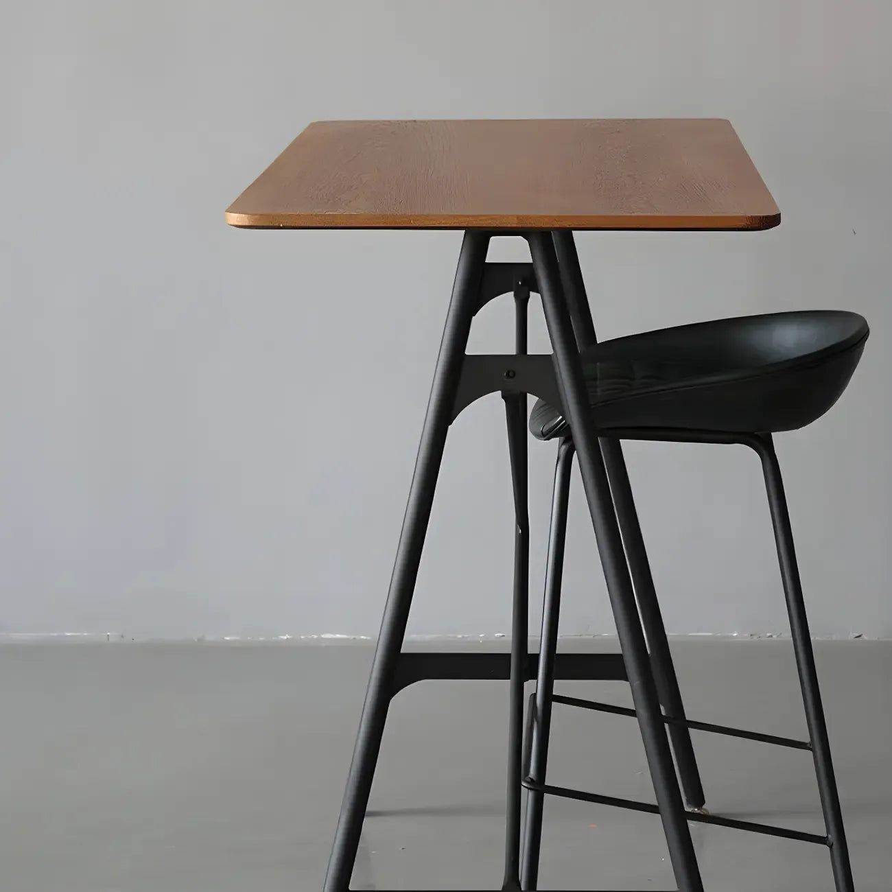 Tables de bar industrielles légères en bois noir et métal imitation bois