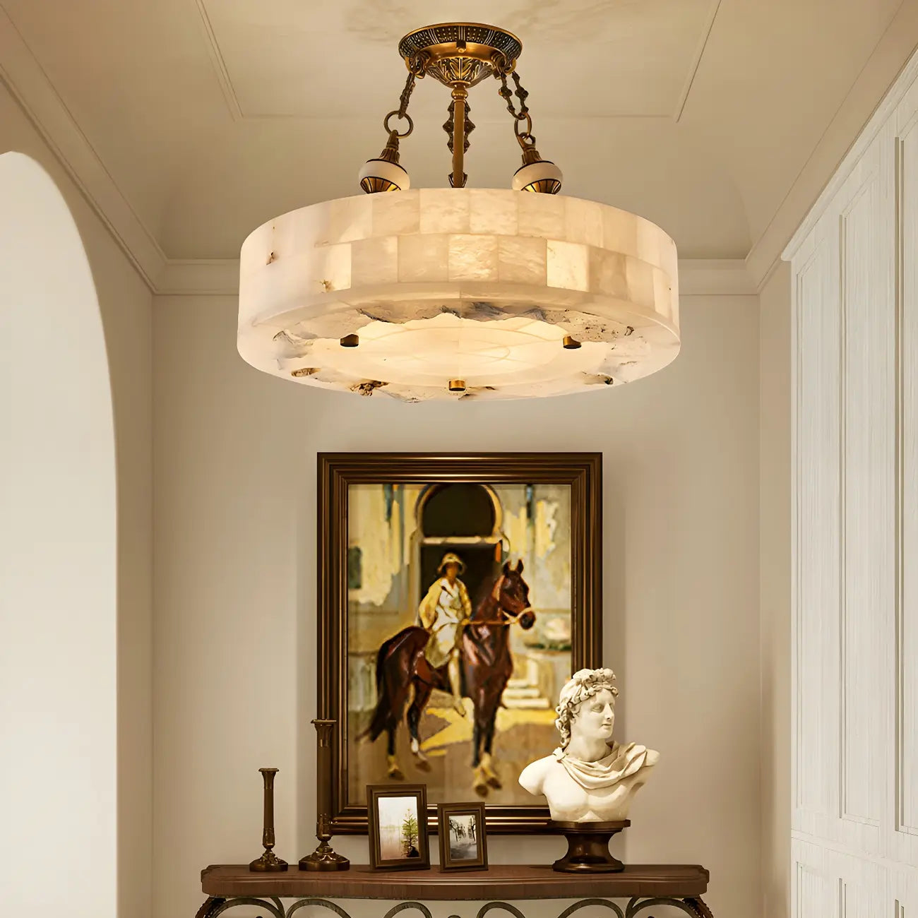 Luxueux lustre cylindrique en albâtre doré
