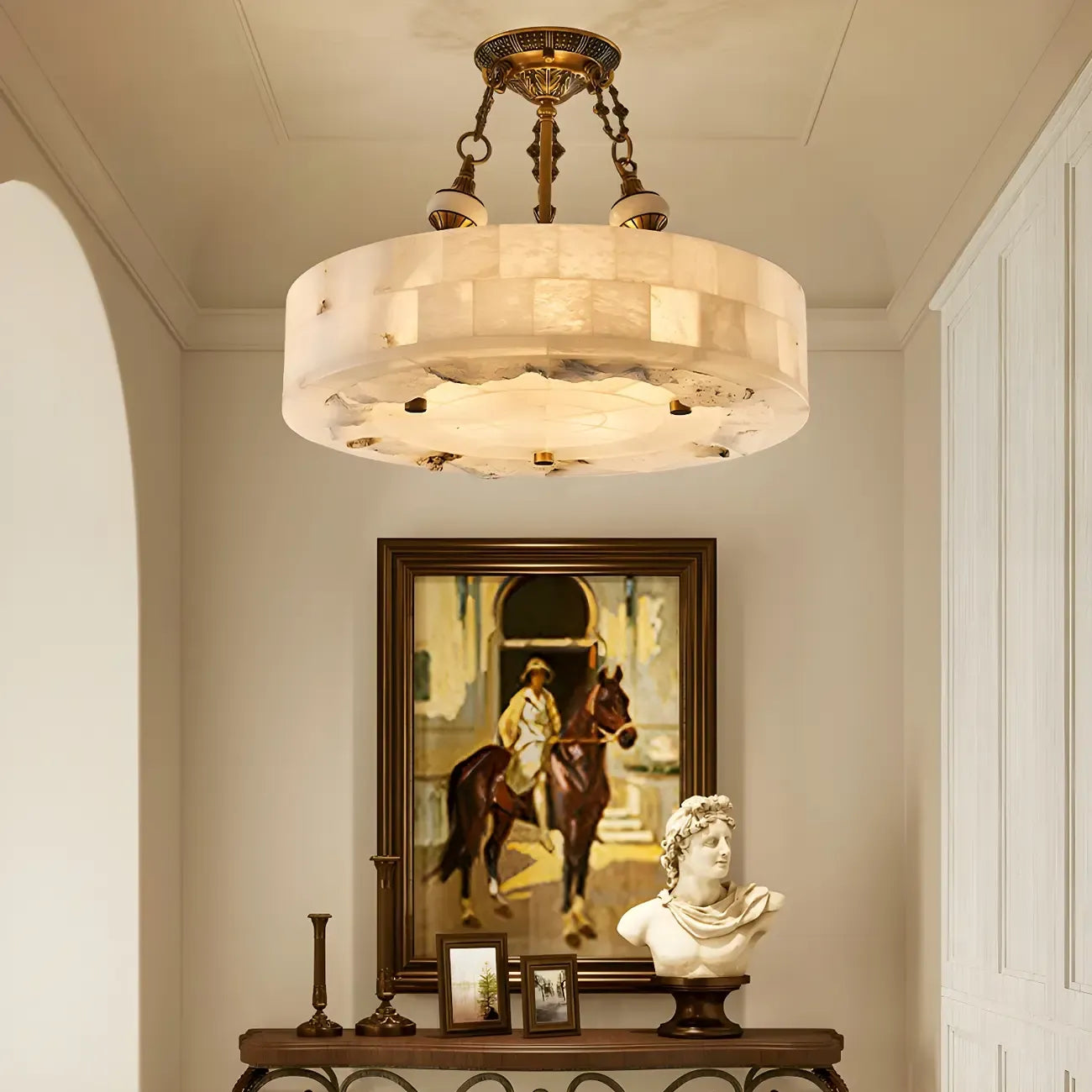 Luxueux lustre cylindrique en albâtre doré