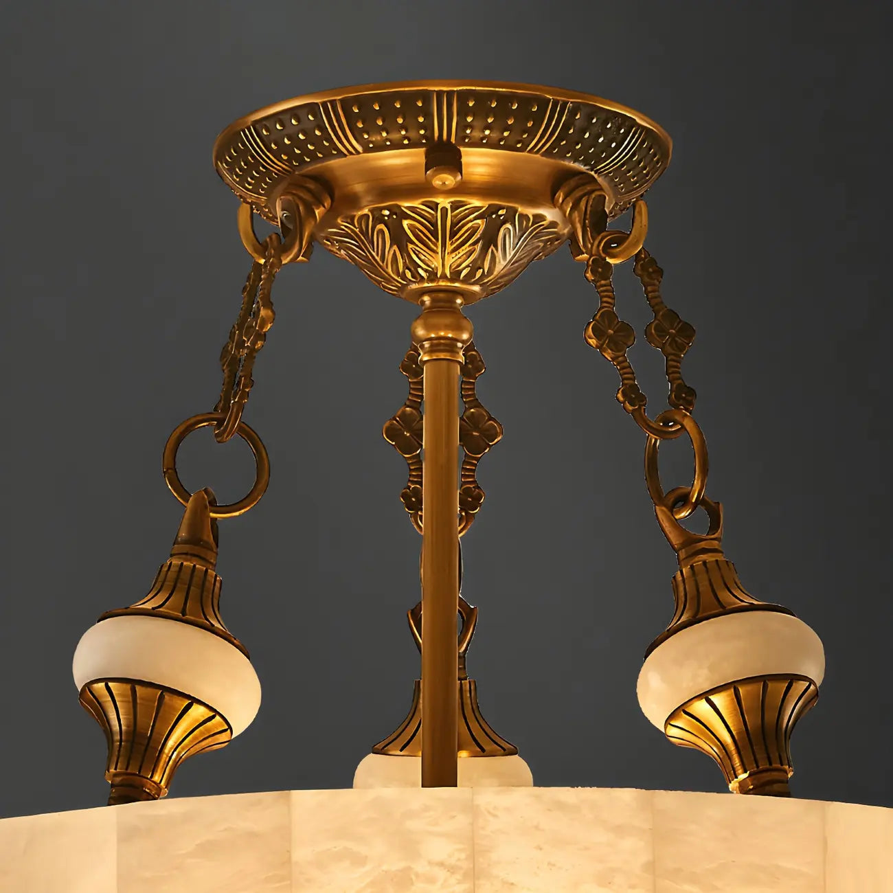 Luxueux lustre cylindrique en albâtre doré