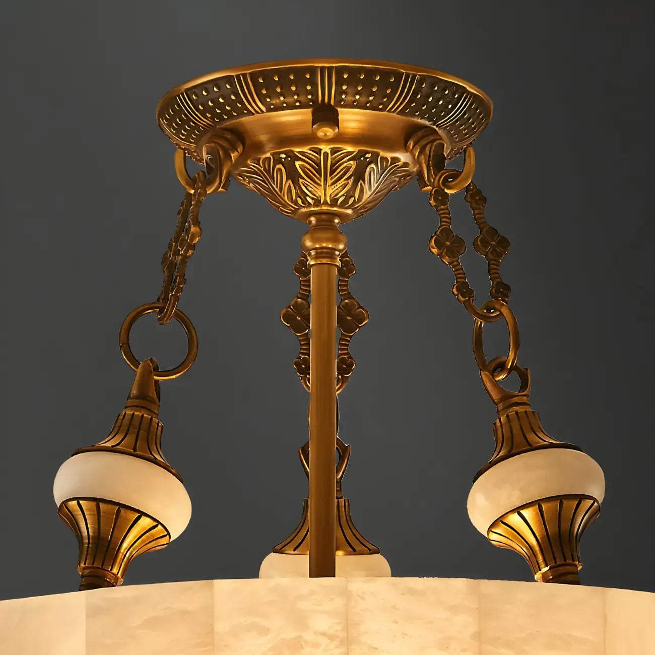 Luxueux lustre cylindrique en albâtre doré