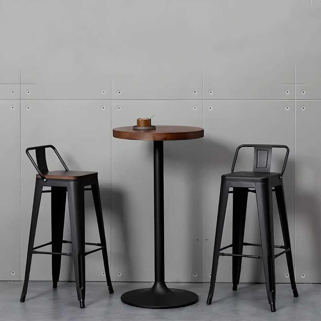Tables de bar industrielles en bois brun et métal sur pied