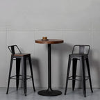 Tables de bar industrielles en bois brun et métal sur pied